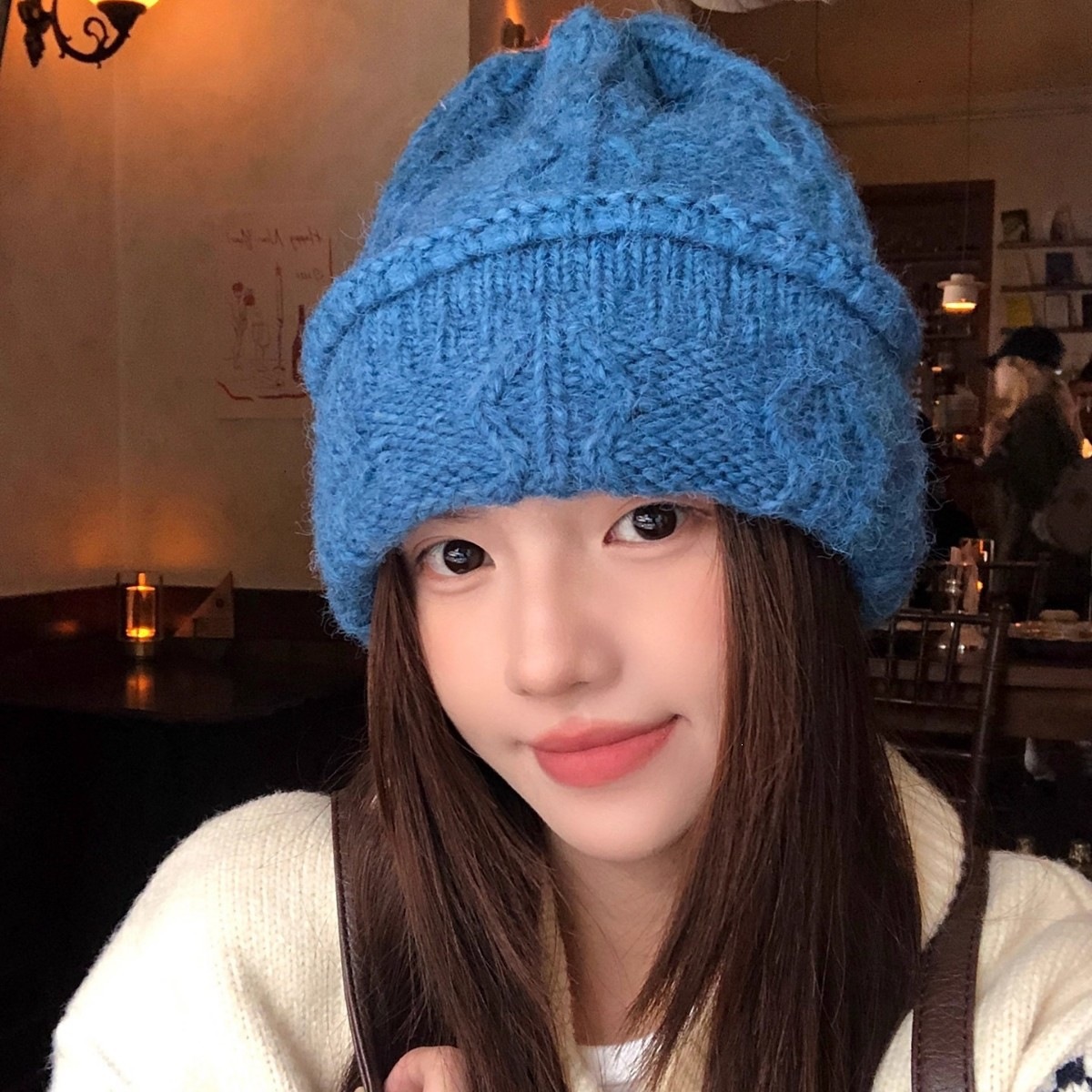 Beanie Cuffed Knit - หมวกบีนนี่ถักลายสายเคเบิลสีครีมสำหรับผู้หญิง หมวกกันหนาวหนานุ่ม อบอุ่น สวมใส่สบาย หมวกถักขนนุ่ม หมวกแฟชั่นลำลองสำหรับผู้หญิง