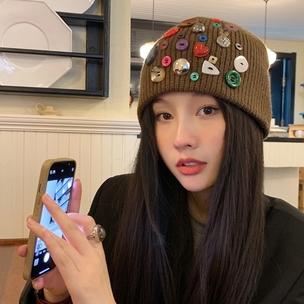 Beanie Cuffed Knit - หมวกบีนนี่ปักกระดุมหลากสี หมวกถักแบบมีขอบตกแต่งกระดุม ดีไซน์ไม่ซ้ำใคร ให้ความอบอุ่น สไตล์สวมศีรษะ โดดเด่นมีเอกลักษณ์